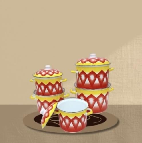 قدر غضار شوربة عميق أحمر .