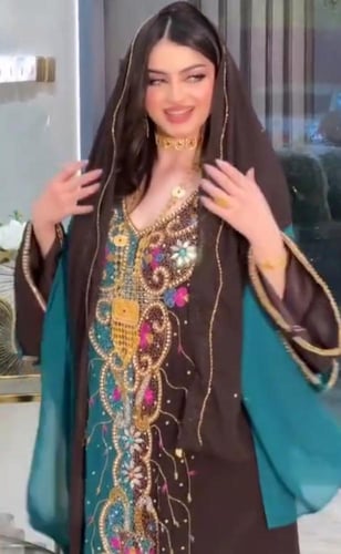 جلابيه سهره مطرزه فخمه على طرحه بني على بترولي