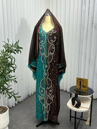 جلابيه سهره مطرزه فخمه على طرحه بني على بترولي