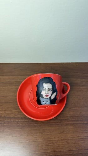 كوب قهوة كبير أحمر برسم يدوي