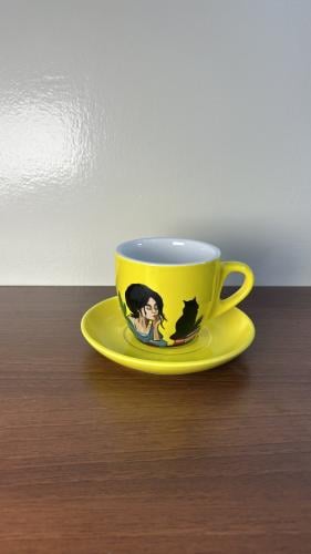 كوب قهوة كبير أصفر برسم يدوي