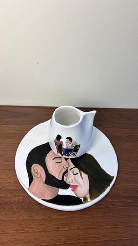 كوب سيراميك مائل برسم يدوي مع صحن كبير 180 مل