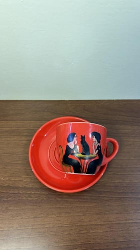 كوب قهوة كبير أحمر برسم يدوي