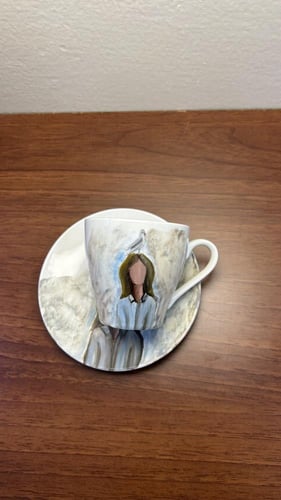 كوب اسبرسو برسم يدوي لفتاة وحمامة