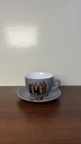 كوب الدحه مع صحن مرسوم يدويا