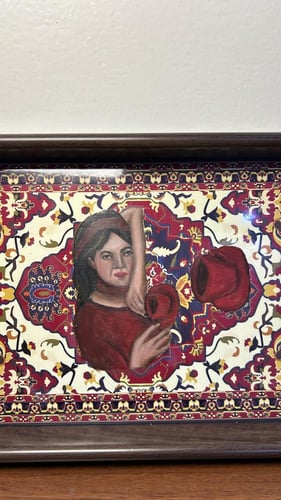 صينية تقديم قهوة خشبية بخلفية سجاد