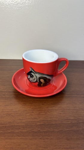 كوب قهوة كبير أحمر برسمة يدوية