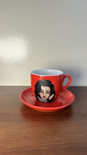 كوب قهوة كبير أحمر برسم يدوي