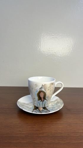 كوب اسبرسو برسم يدوي لفتاة وحمامة