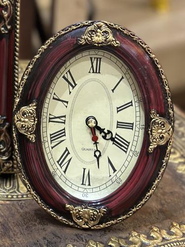 ساعة مكتبية بإيطار كلاسيك