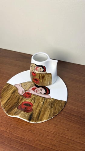 كوب سيراميك مائل برسم يدوي مع صحن كبير 180 مل