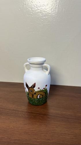 مزهرية فخار صغيرة برسمة غزال