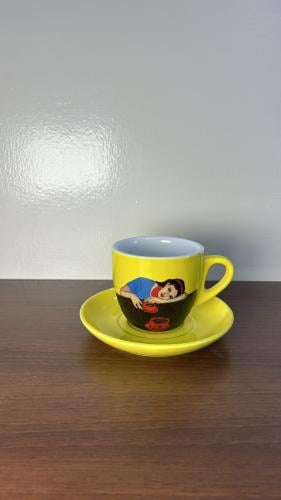 كوب قهوة كبير أصفر برسم يدوي