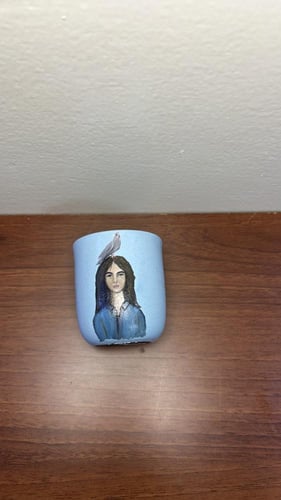 كوب فلات وايت أزرق رسمة وأبيات شعرية من الخلف _ لا...