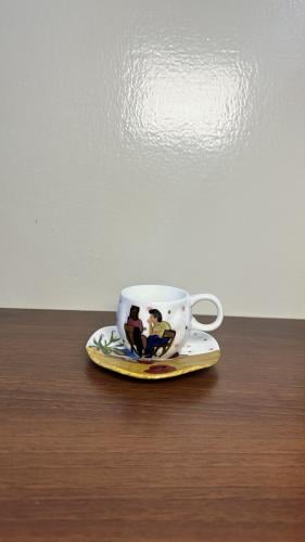 كوب مناسب للاسبرسو والقهوة التركية برسم يدوي