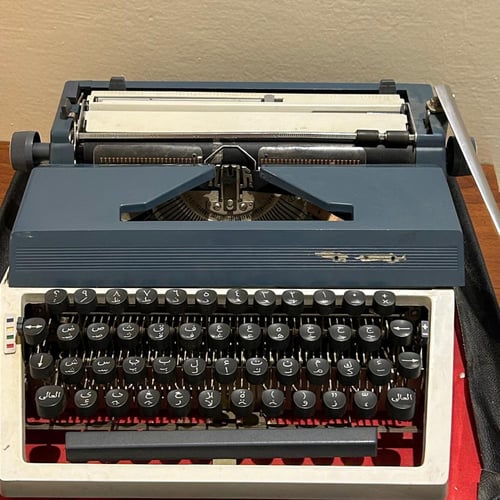 آلة كاتبة بالعربي-تعمل (بحاجة إلى حبر)