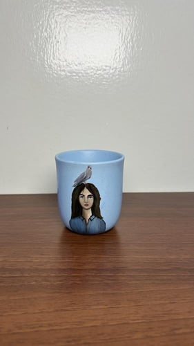 كوب فلات وايت أزرق رسمة وأبيات شعرية من الخلف _ لا...