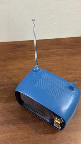 تحفه على شكل تلفاز قديم