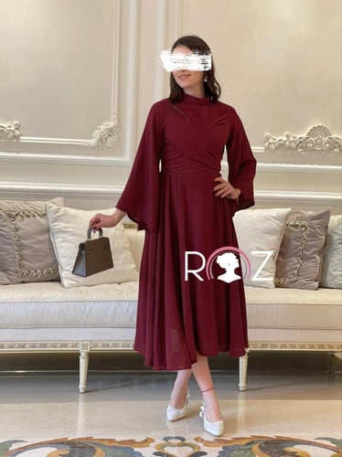 فستان عودي بتصميم لف عند الصدر