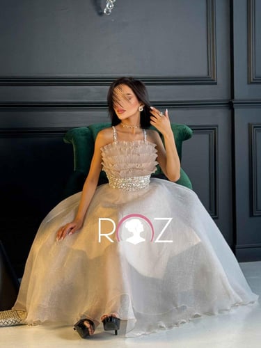 فستان ميد مطرز بخيوط اسود