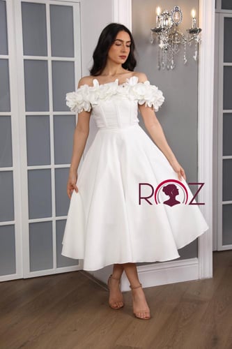 فستان أبيض بياقة ورد