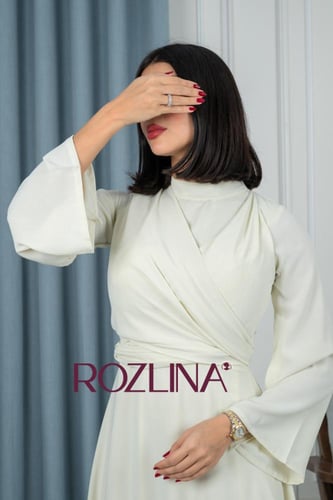 فستان اوف وايت بتصميم لف عند الصدر