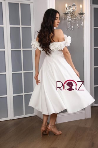 فستان أبيض بياقة ورد