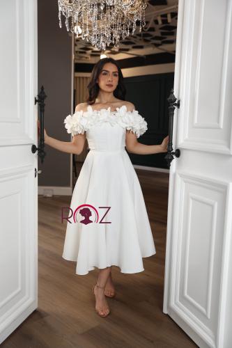 فستان أبيض بياقة ورد