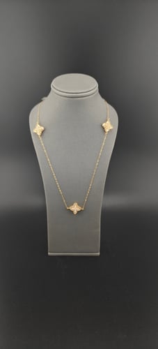 عقد براند الوردة ابيض