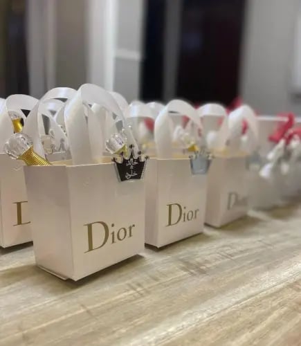 مجموعة (12) عطر توزيعات مع الأكياس واللوجو حسب الطلب
