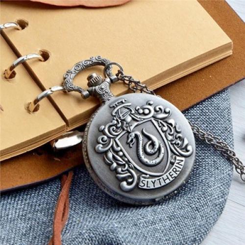 ساعة جيب الأفعى الكلاسيكية: أناقة Slytherin الخالد...