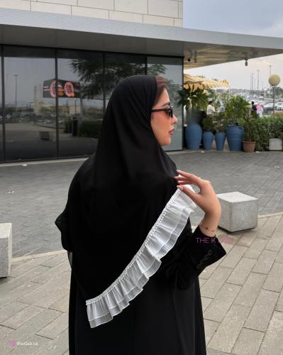 طرحة أسود مزينة بطرف أبيض أنيق