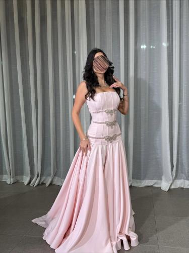 فستان سهرة "بيبي بينك" بتصميم كورسيه منحوت ومزين ب...