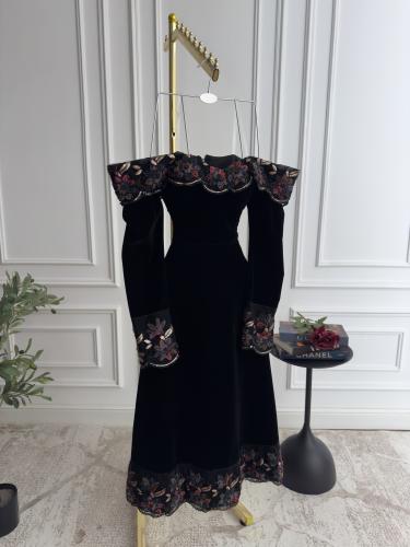 فستان سهرة "أوبريت" من المخمل الأسود بتطريزات الأو...