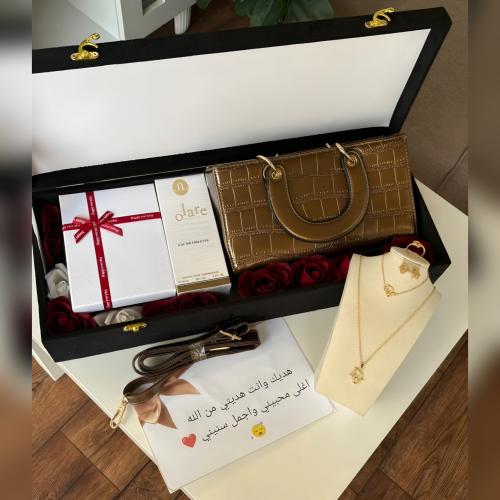 A luxurious women's gift box with a design that combines elegance and distinction