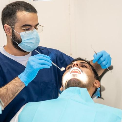 ⁠تنظيف الاسنان وإزالة الجير