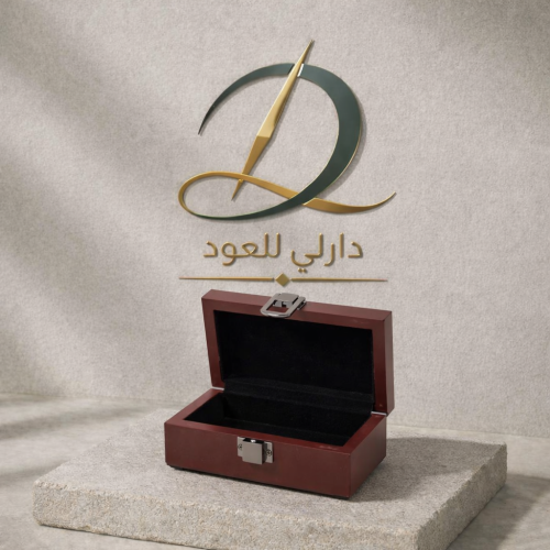 علبة بخور خشبية فاخرة بقفل معدني.
