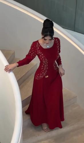 فستان ناعم احمر مزين بالكرستال