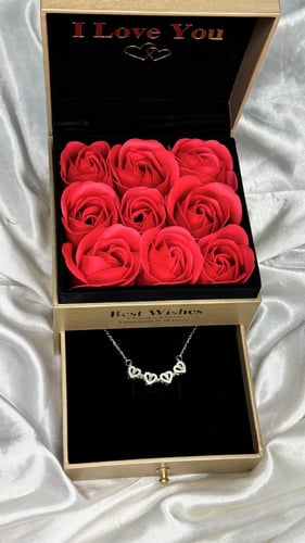 علبة جلد مع ورد