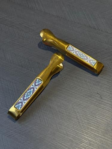 ملقاط فحم بتطريز
