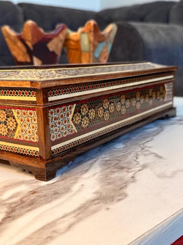 صندوق كبير ايراني نحت يدوي بالكامل