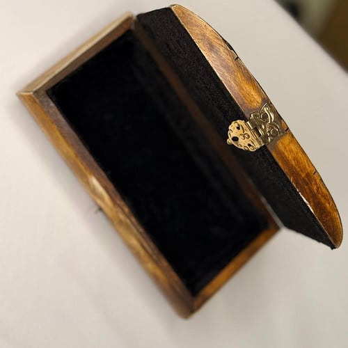 صندوق من خشب وعظم جمل ثقيل