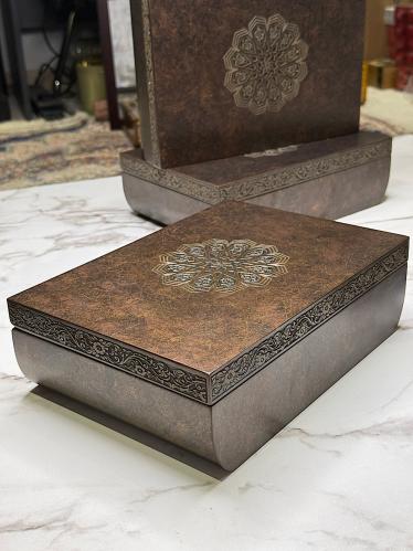 Gift box with luxurious engraved decorations