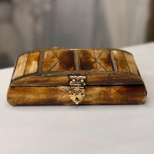 صندوق من خشب وعظم جمل ثقيل