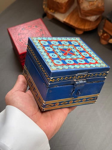 صندوق العجيز قديم بلونين