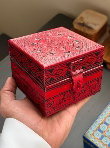 صندوق العجيز قديم بلونين