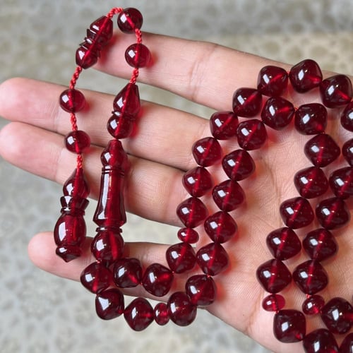 سبحة زعفرانية عنابية