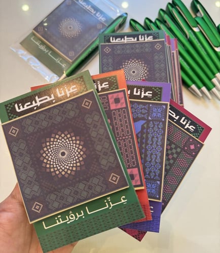 نوت لاصق عزنا بطبعنا+ قلم اليوم الوطني السعودي