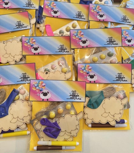 ١٩ حبه مع بوكس العيد فرحه( خروف خشبي+٢ اقلام تلوين...