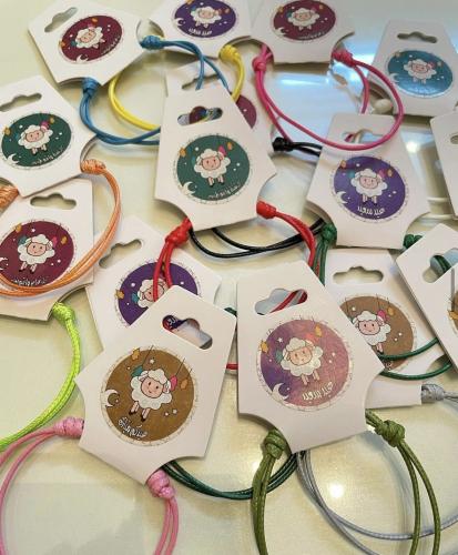 أساور الخيط الملون